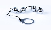 Sex toy colar tailandês com quatro bolas prateadas e um fio preto num fundo branco.