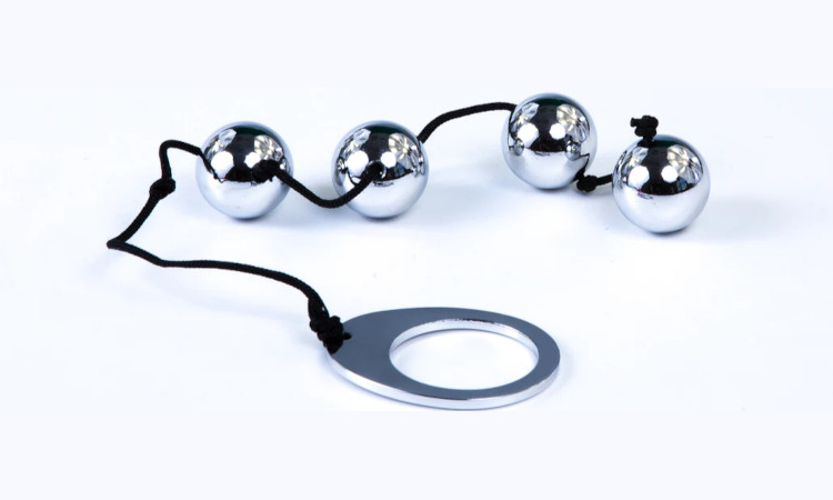 Sex toy colar tailandês com quatro bolas prateadas e um fio preto num fundo branco.